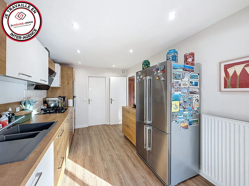 Kitchen - 10-Piece House with Pool in Nozay