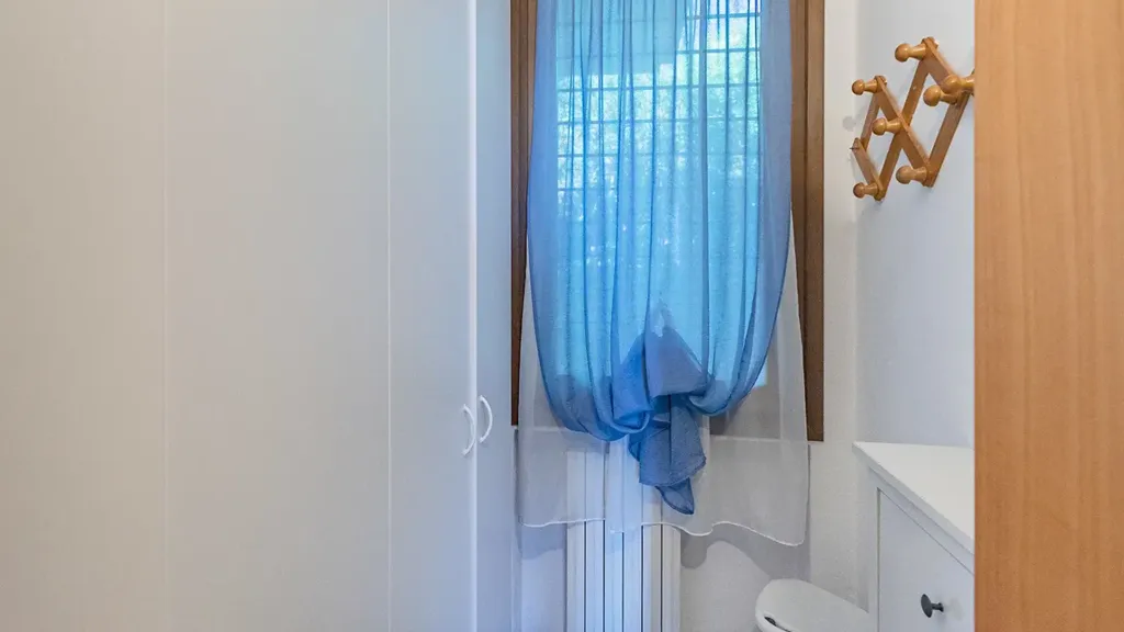 Salles de bain - Villa with Private Garden and Pool in Gardone Riviera