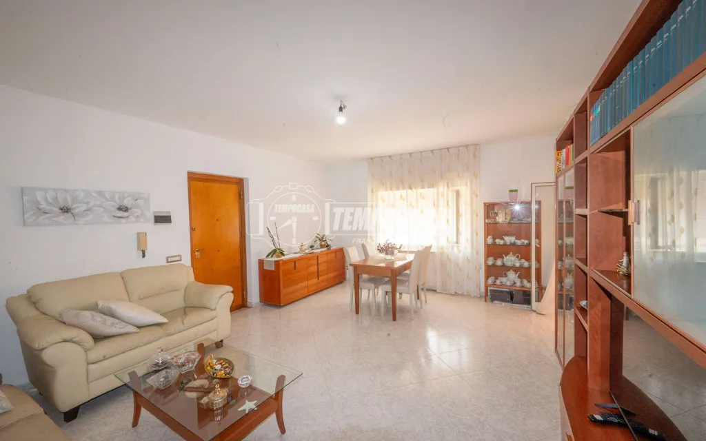 Elutuba - First Floor Flat with Balcony in Messina