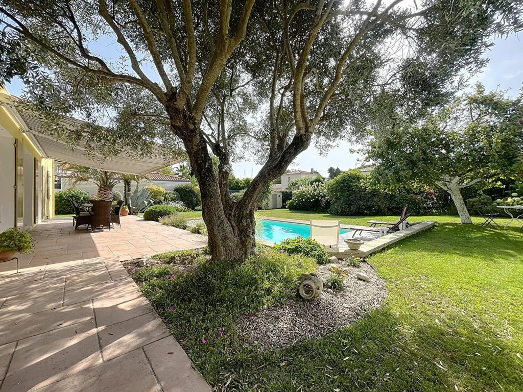 Jardin - Maison avec Piscine et Terrasse à LAGORD