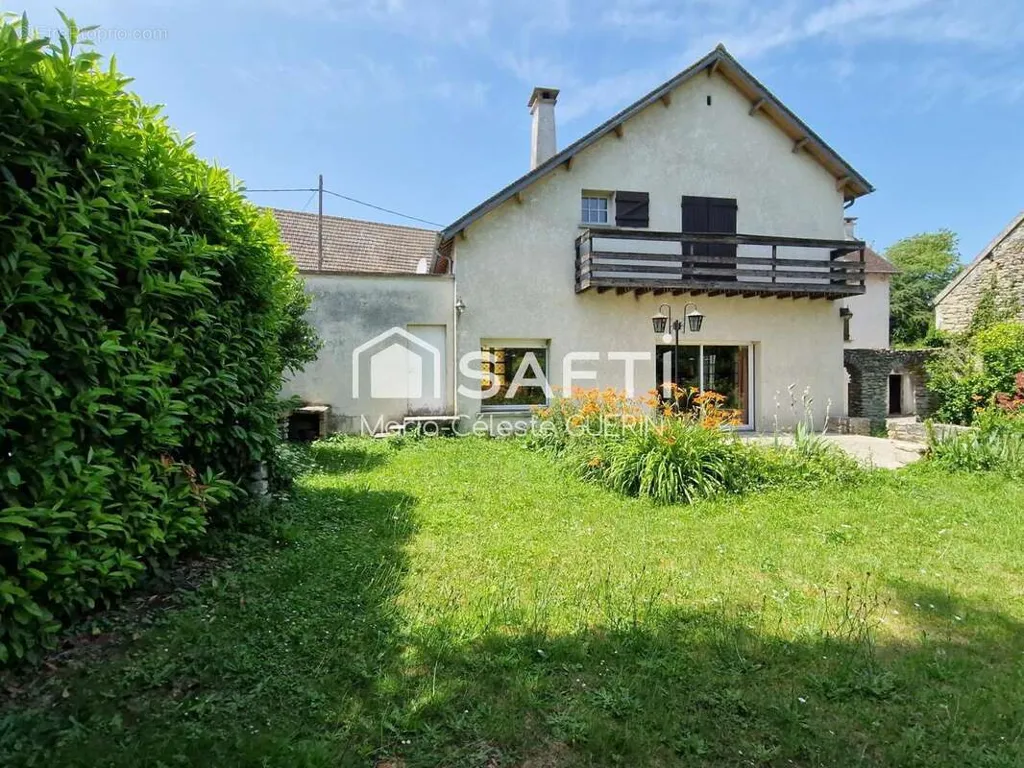7-toaline maja asukohas Fontenay-Saint-Pere