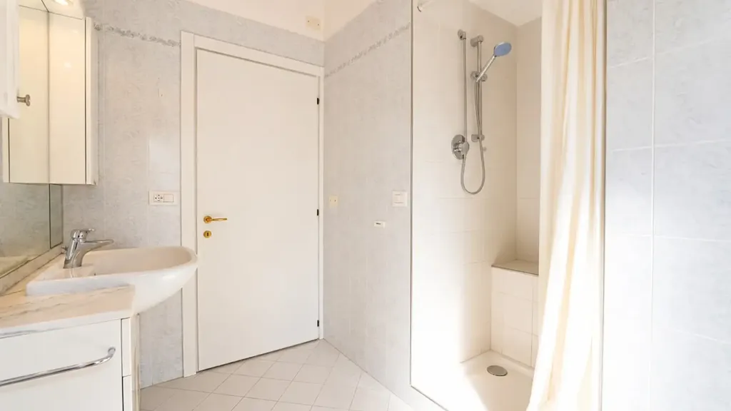 Salles de bain - Quadrilocale with Balcony and Garage in Certaldo