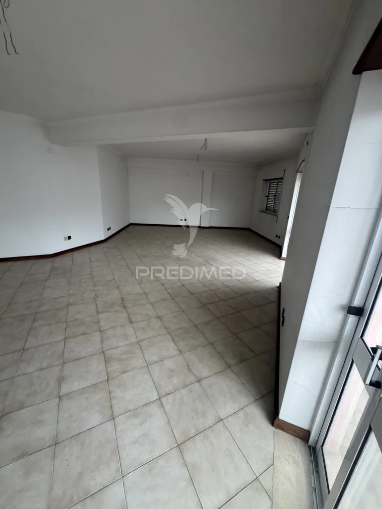 Pièces - Office with Conversion Potential in Porto de Mós