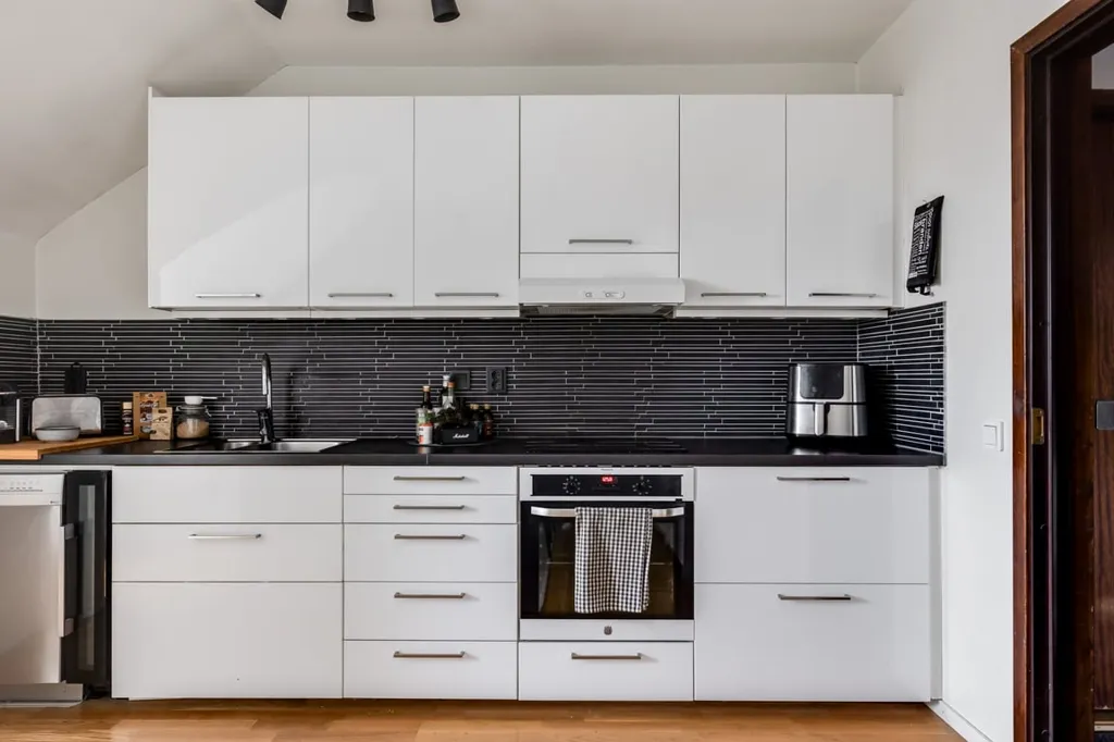 Kitchen - Charming Two-Bedroom Flat with Balcony in Central North