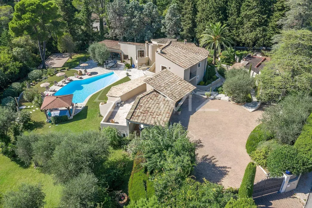 Vue aérienne - Villa Familiale avec Piscine à Mougins