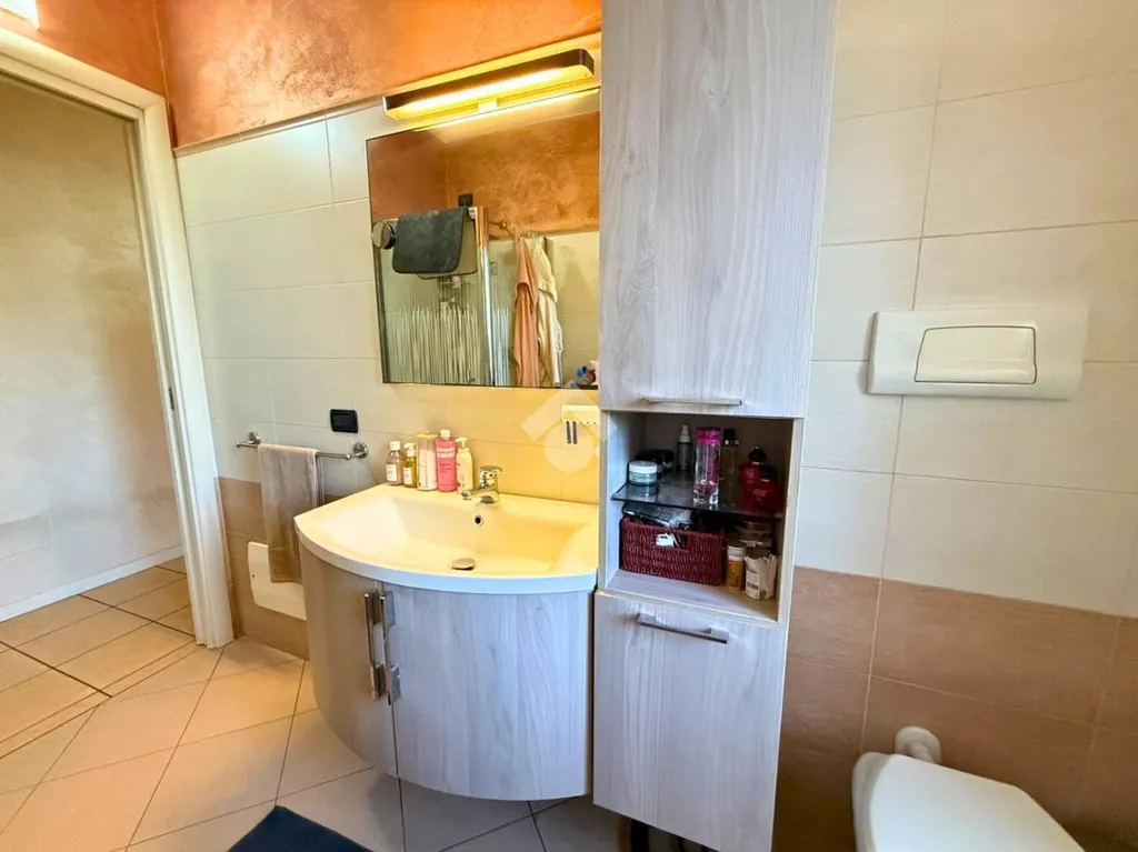 Salles de bain - Modern Apartment with Balcony in Capriolo