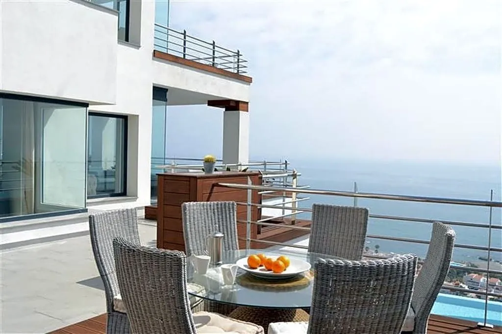 Terrass - Luxury Villa with Panoramic Views in La Duquesa