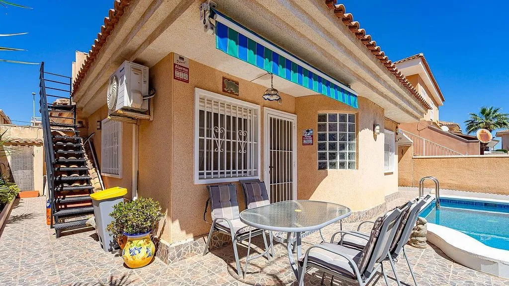 Piscine - Chalet with Pool and Terrace in Punta Prima