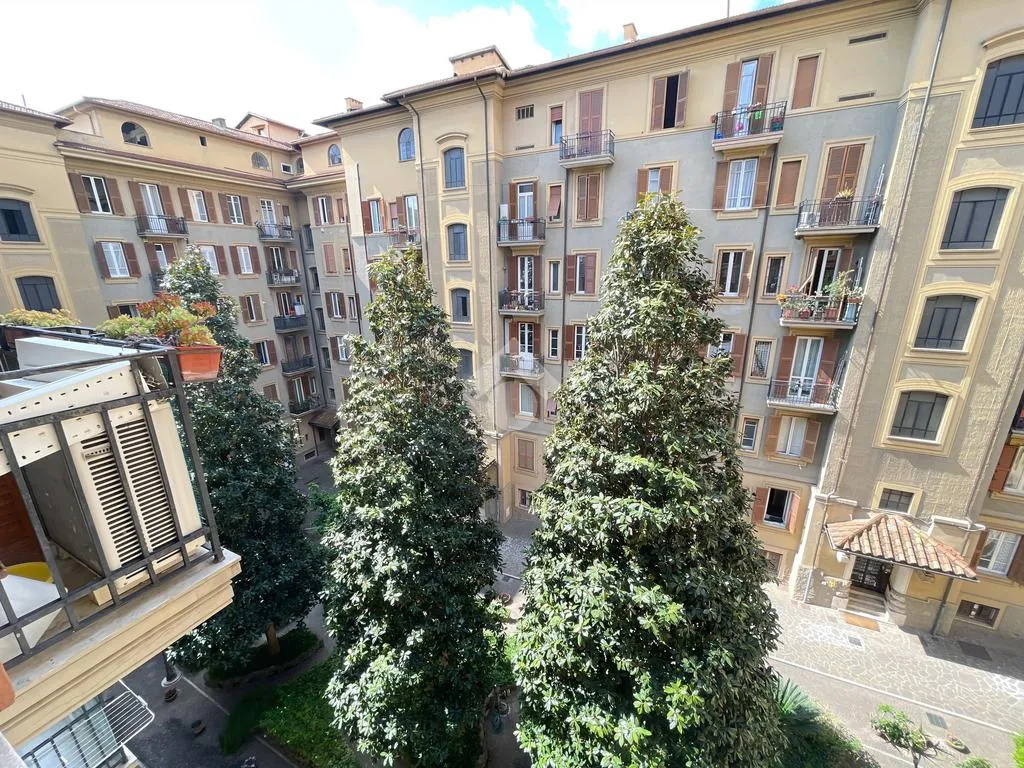 Balcone - Elegant 4-Bedroom Apartment in Trieste, Rome