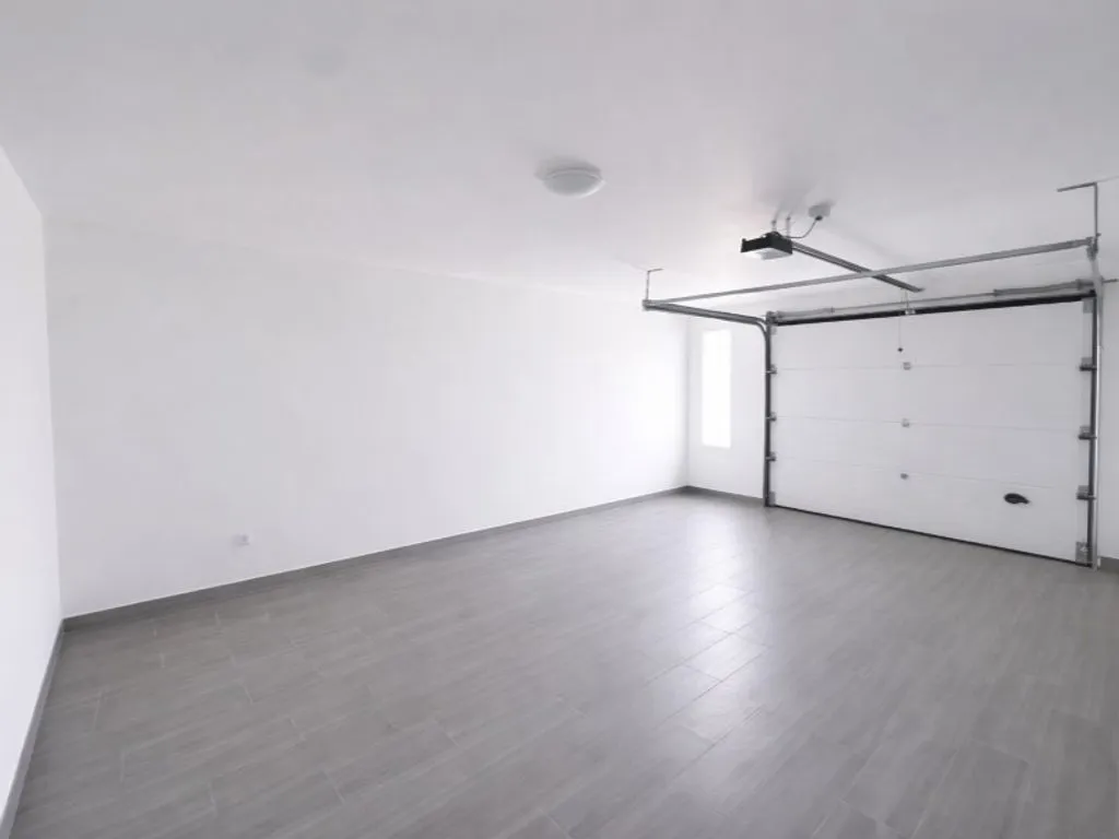 Garage - Contemporary Semidetached House in Mafra