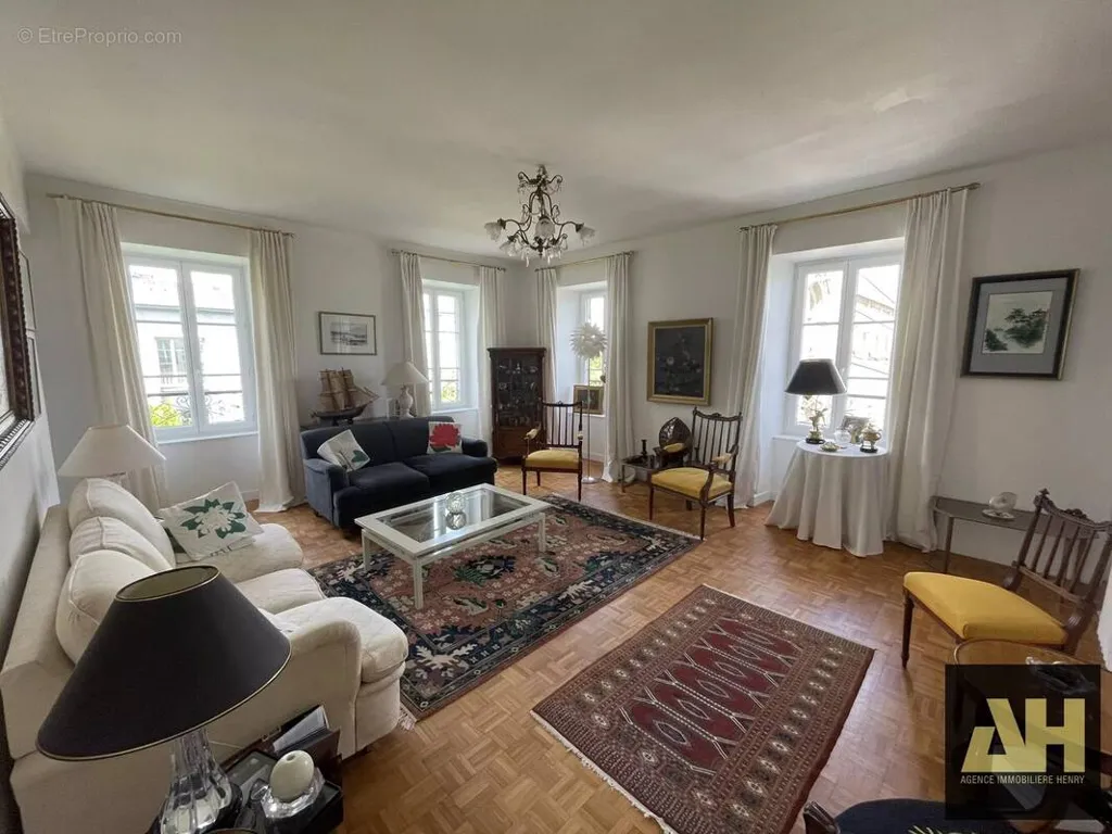 Elutuba - Renovated Penthouse with Church View in Brest