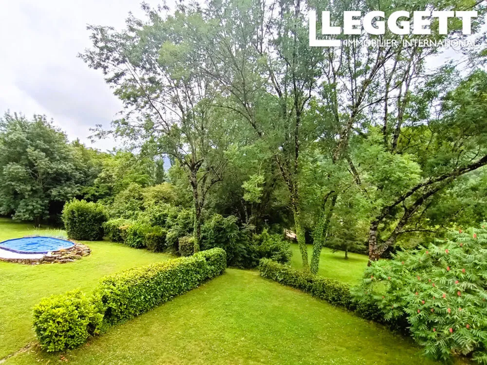 Aed - Characterful Farmhouse with 16 Hectares in Ariège