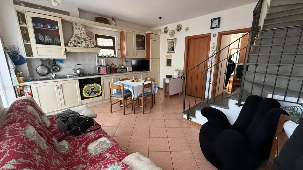 Salle à manger - Two-Level Apartment with Balcony in Campi Bisenzio