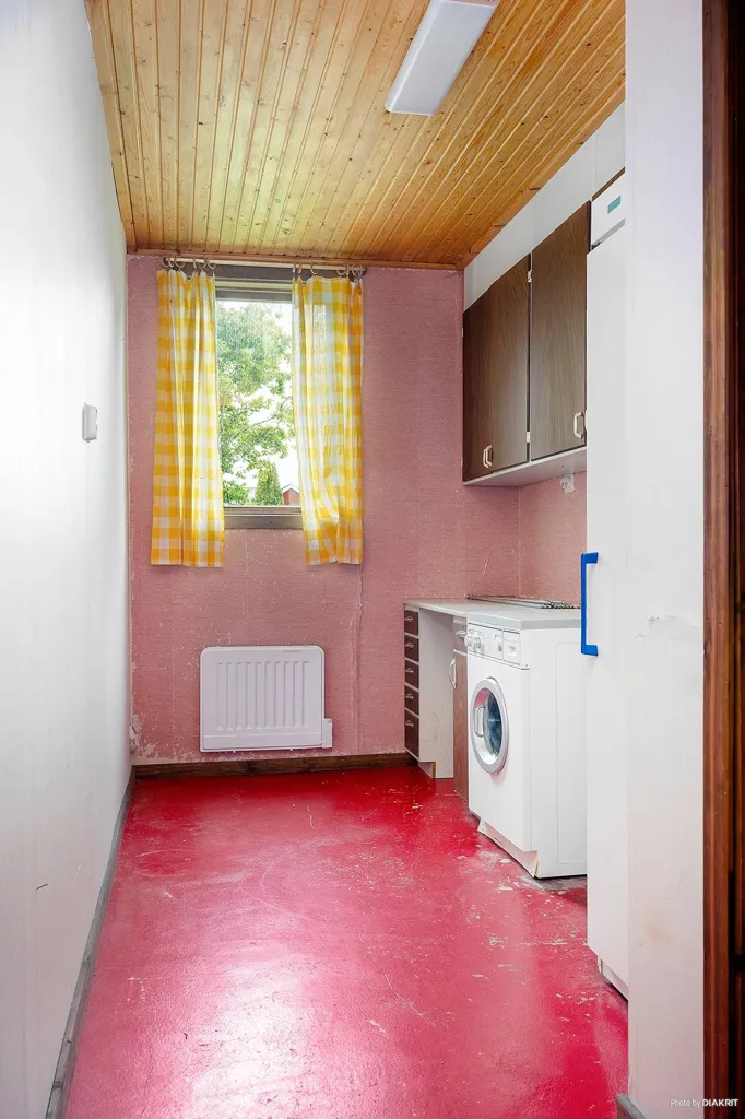 Buanderie - Two-Storey Villa with Garden in Central Location