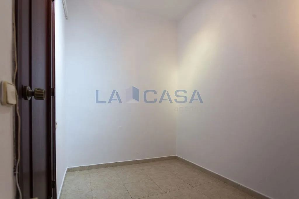 Esik - Flat with Balcony in Camp del Arpa, Barcelona