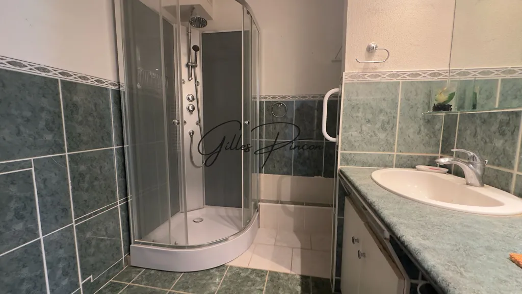 Vannitoad - 3-Bedroom Apartment with Balcony in Limay