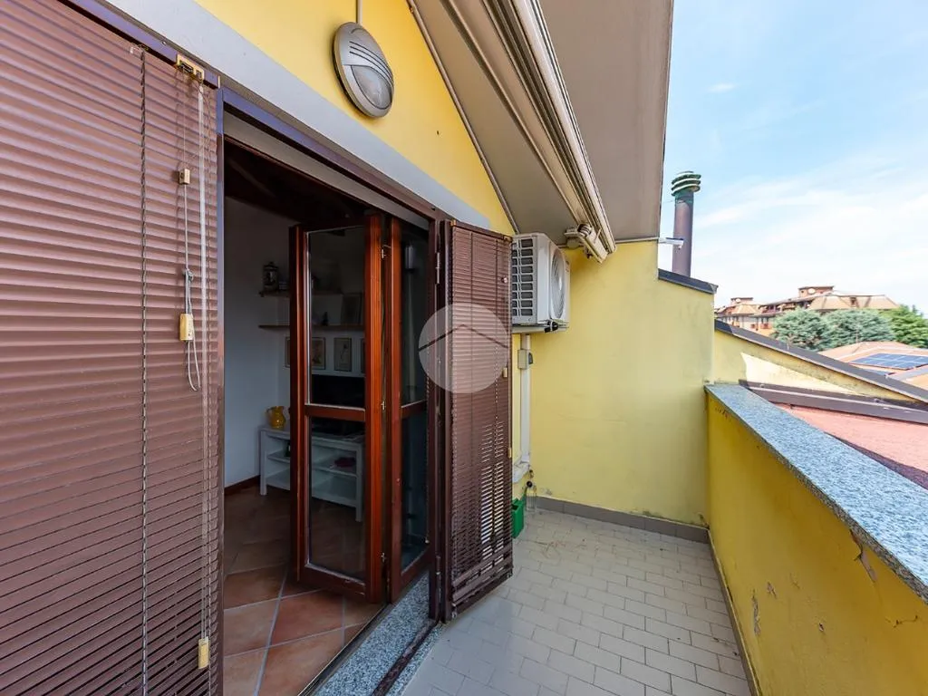 Rõdu - Mansarded Apartment with Balcony in Uboldo
