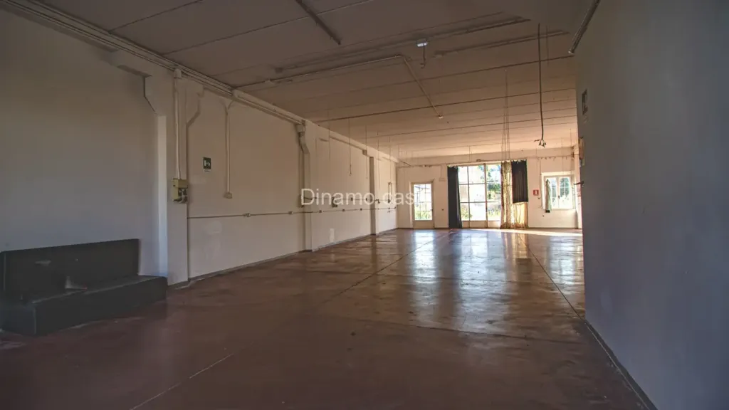 Garage - Apartment with Industrial Warehouse in Carmignano