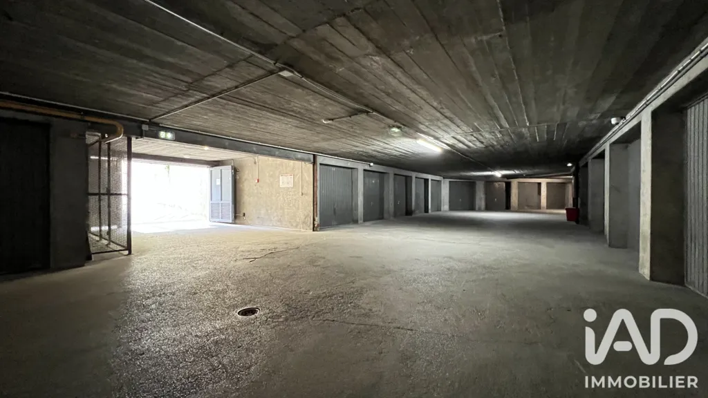 Garage - Parking with 3 Secure Boxes in Pantin