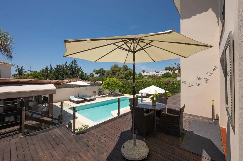 Piscine - Detached Villa with Private Pool in Río Real, Marbella