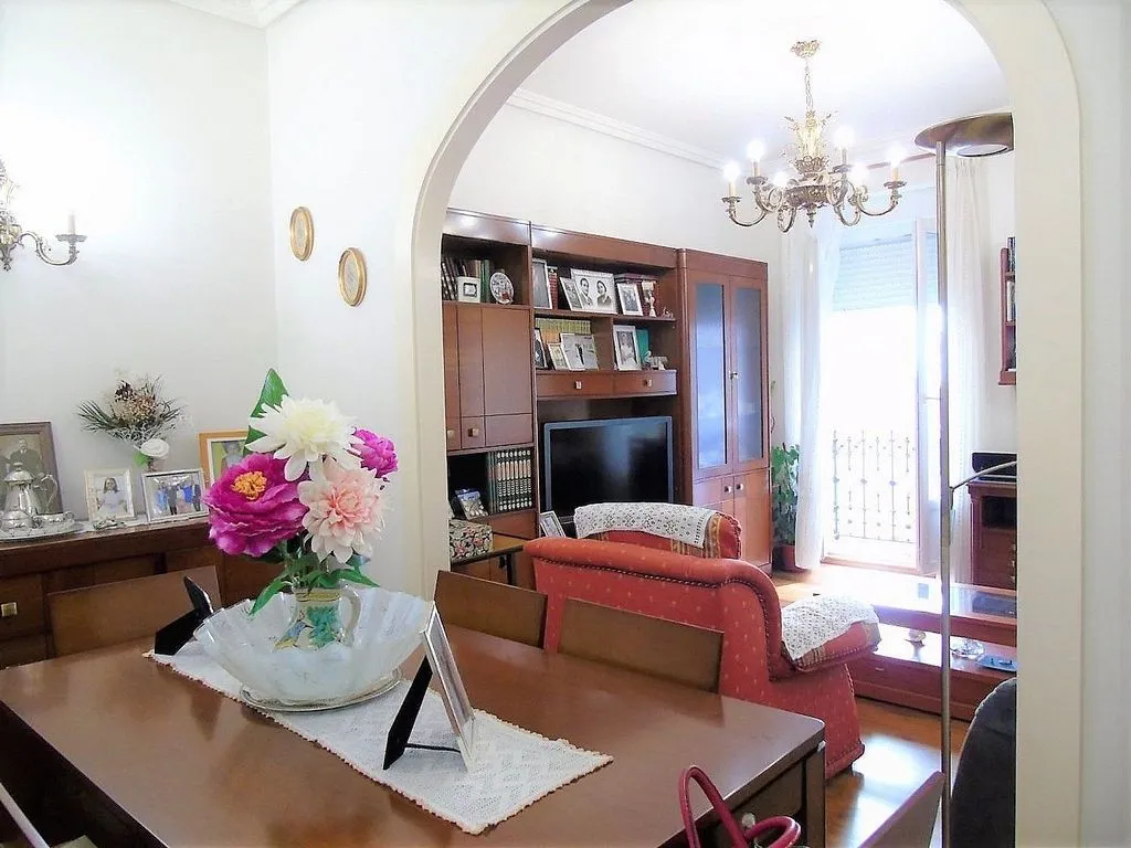 Salle à manger - Historic Apartment with Balcony in City Centre