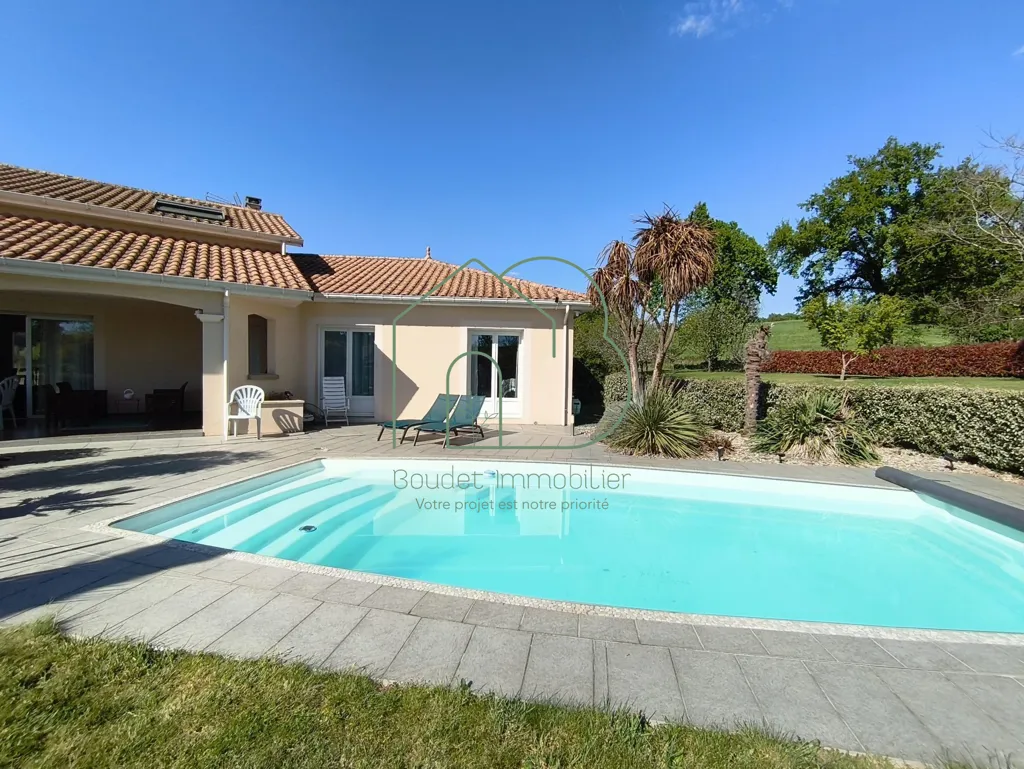 Piscine - Maison Contemporaine avec Piscine à Flagnac