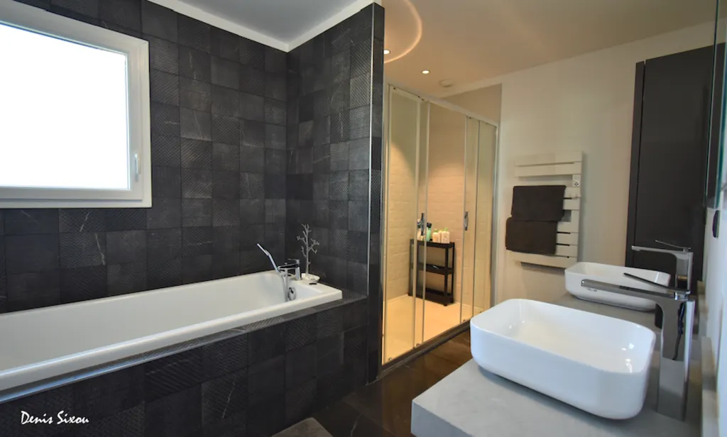 Salles de bain - Maison Moderne avec Piscine à Boucau