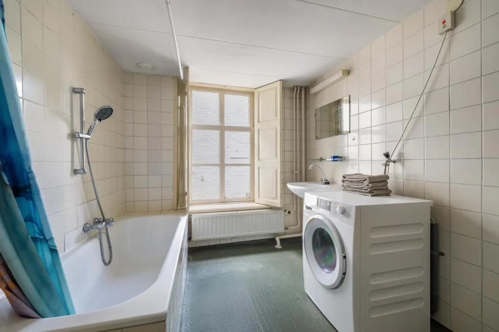 Bathrooms - Monumental Villa with Historical Charm in Breda