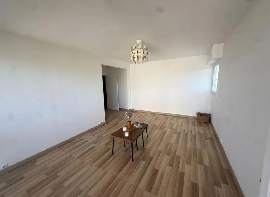 Soggiorno - 3-Piece Flat with Balcony in Central Location