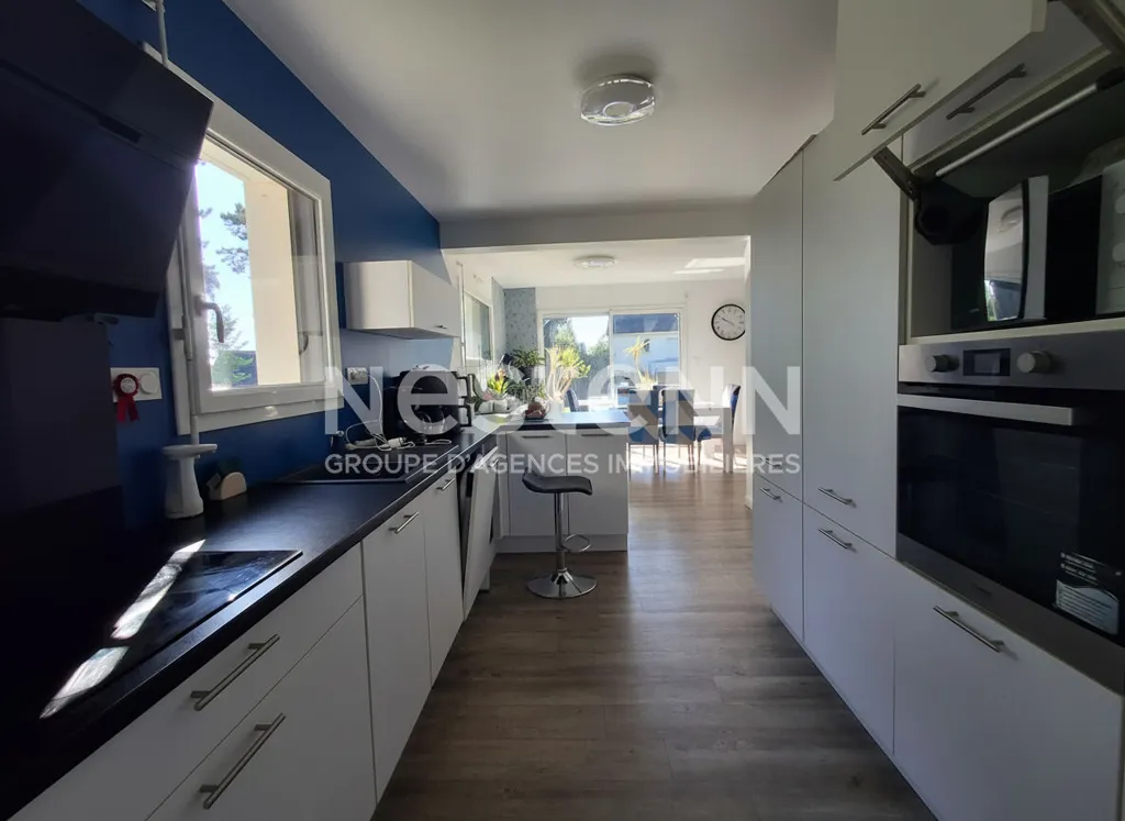 Cucina - Contemporary House with Suite in Elven Centre