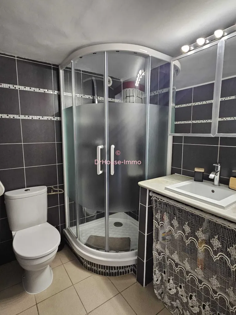 Salles de bain - Maison avec Piscine et Vue à Marseille-13e