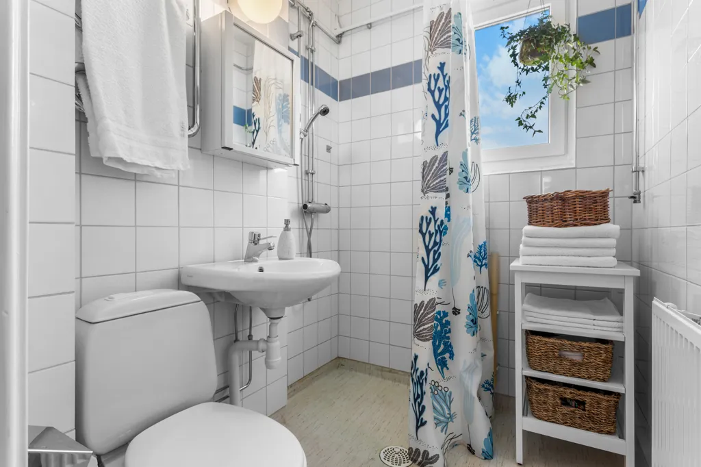 Bathrooms - Apartment with Balcony on Skälbyvägen