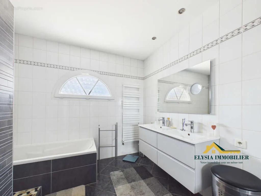 Salles de bain - Maison Luxueuse avec Terrasse à Ludres