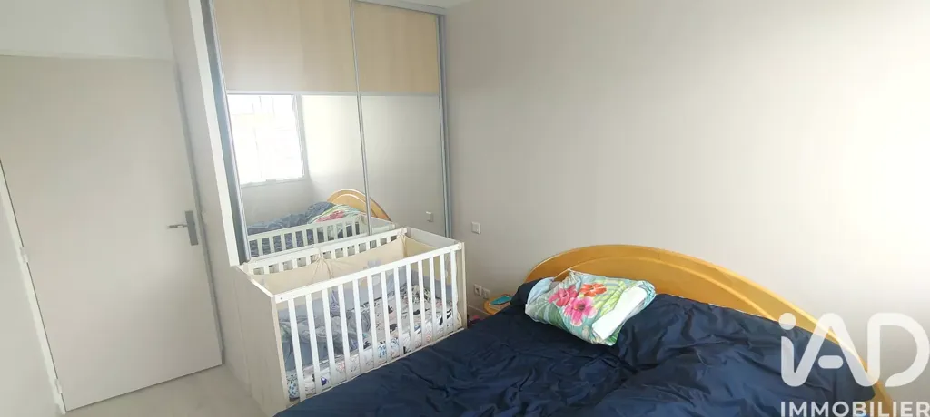Bedrooms - 4-Bedroom Apartment with Terrace in Chelles