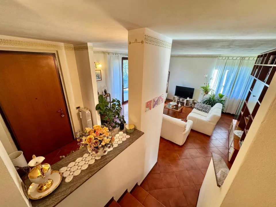 Esik - Three-sided Villa with Garden in Mortara