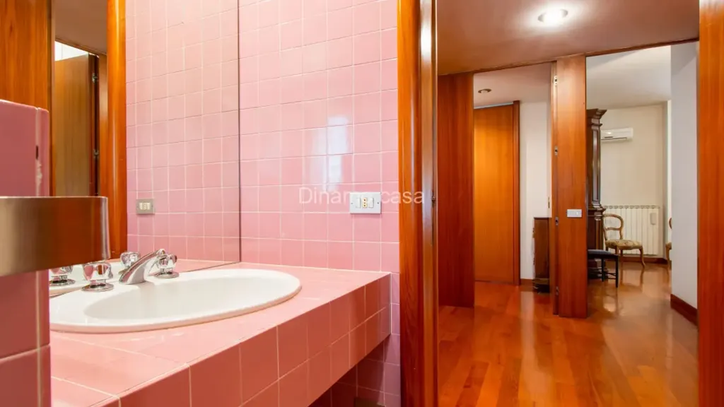 Salles de bain - Spacious 3-Bedroom Apartment with Terrace in Prato