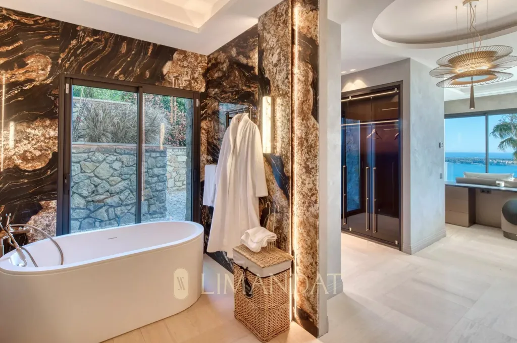 Salles de bain - Villa de luxe avec vue mer à Cannes