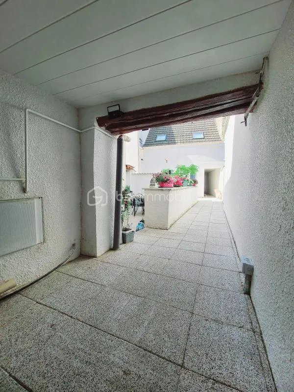Garage - Charming 1890 House with Terrace in Grigny