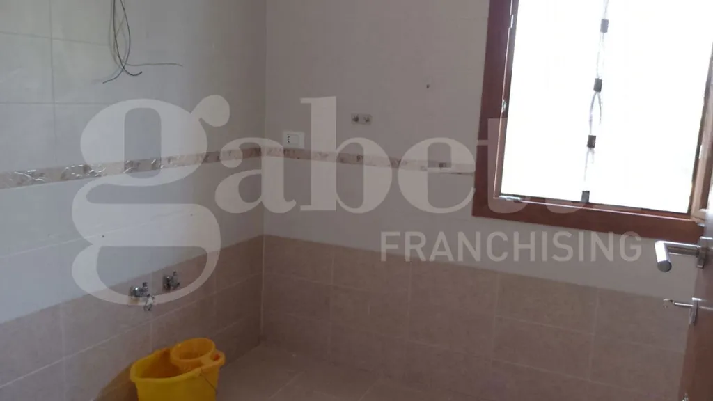 Bathrooms - Modernised Apartment with Garden in Ceregnano