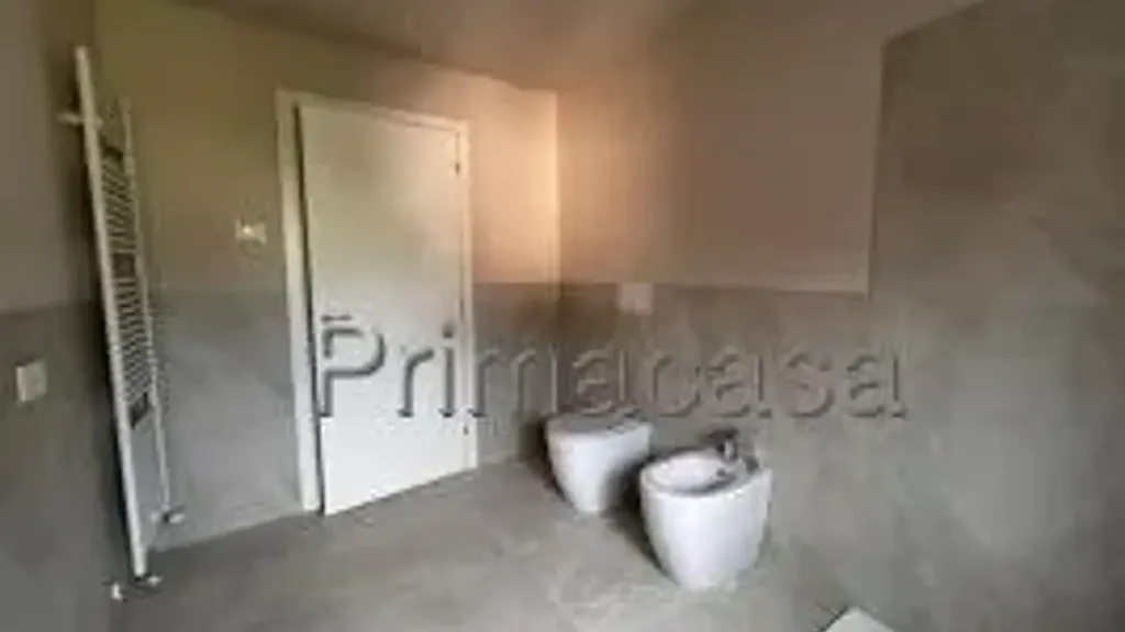 Salles de bain - New Four-Bedroom Apartment with Parking in Prevalle