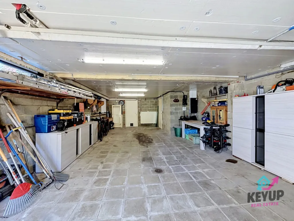 Garage - Villa Familiale avec Terrasse au Sud à Dinant