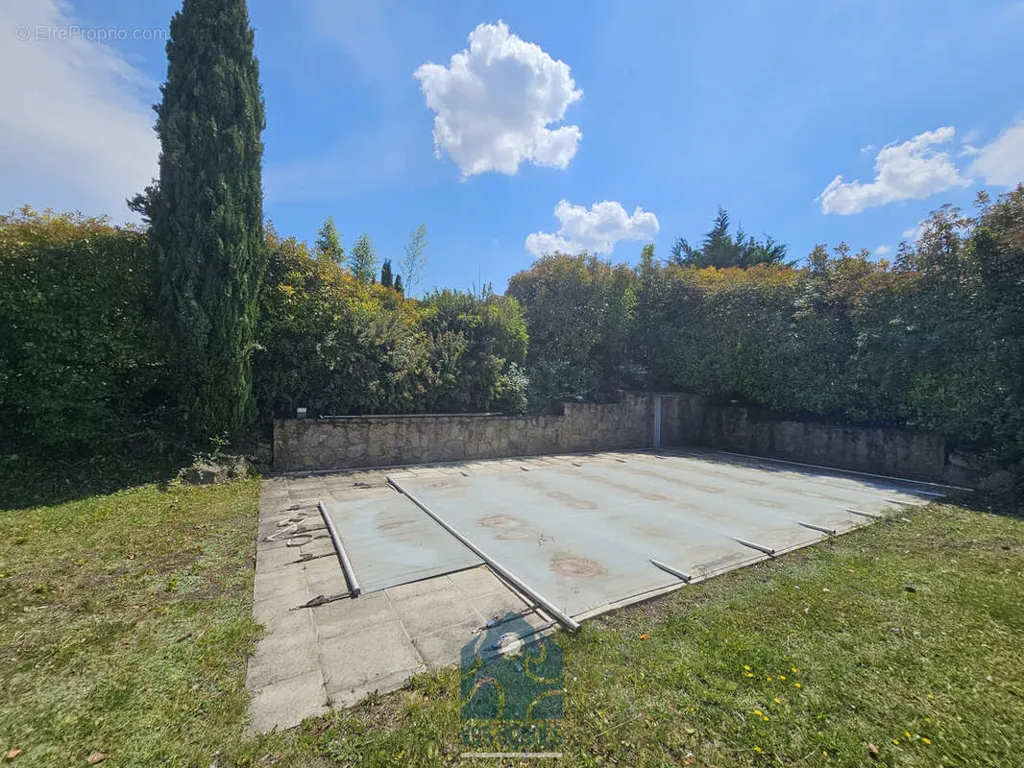 Aed - Constructible Plot with Pool in Pérignat-les-Sarlièves