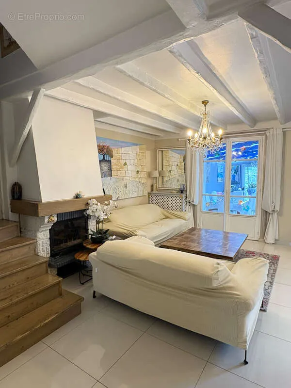8-toaline maja asukohas Clichy-Sous-Bois