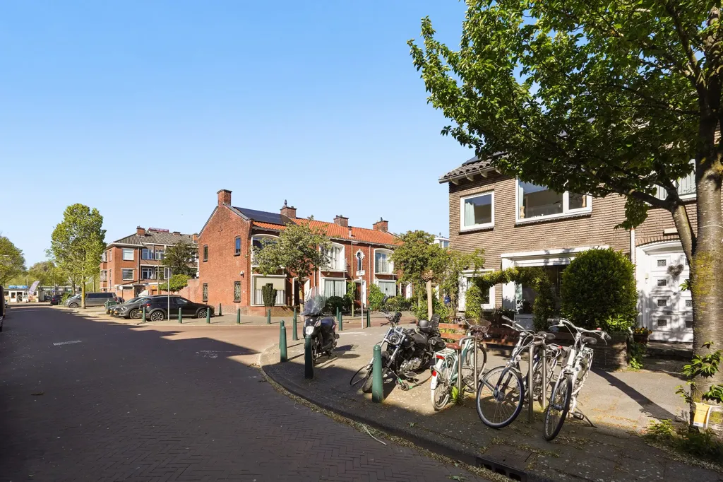 Välivaade - Light-Filled Corner House in Den Haag