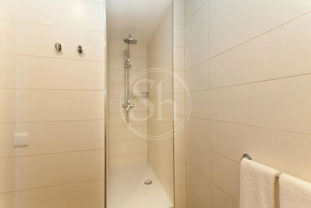 Bathrooms - Furnished Flat with Balcony in Eixample