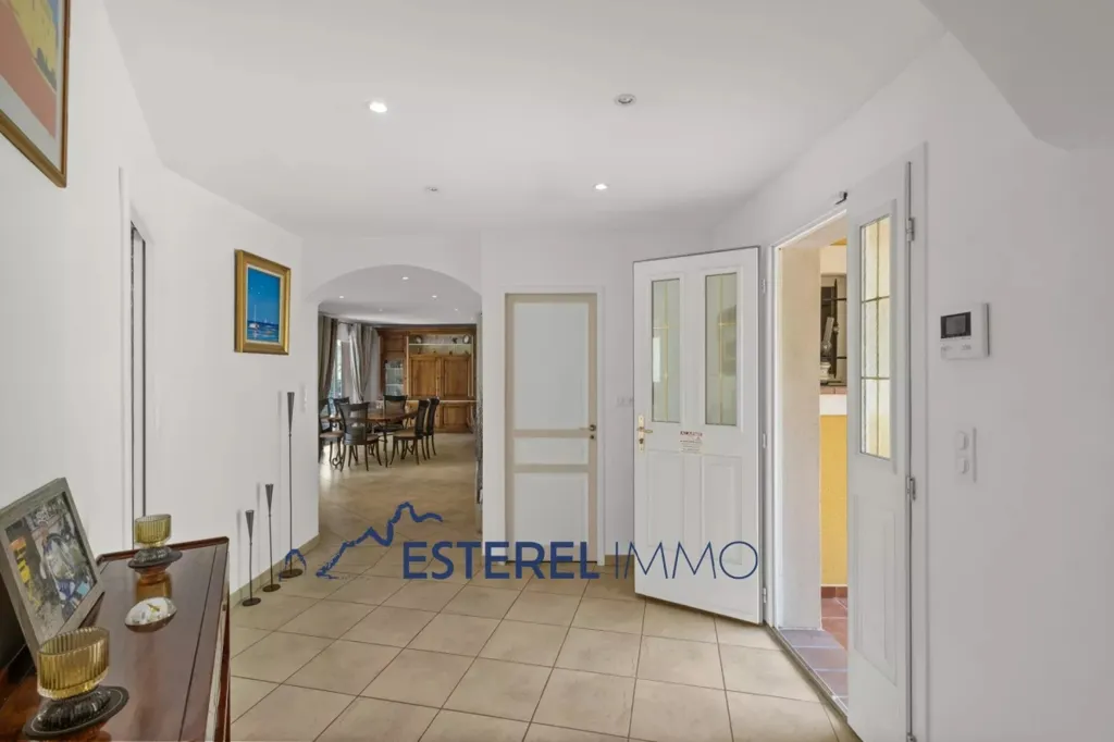 Esik - Villa with Pool in Montfort-sur-Argens