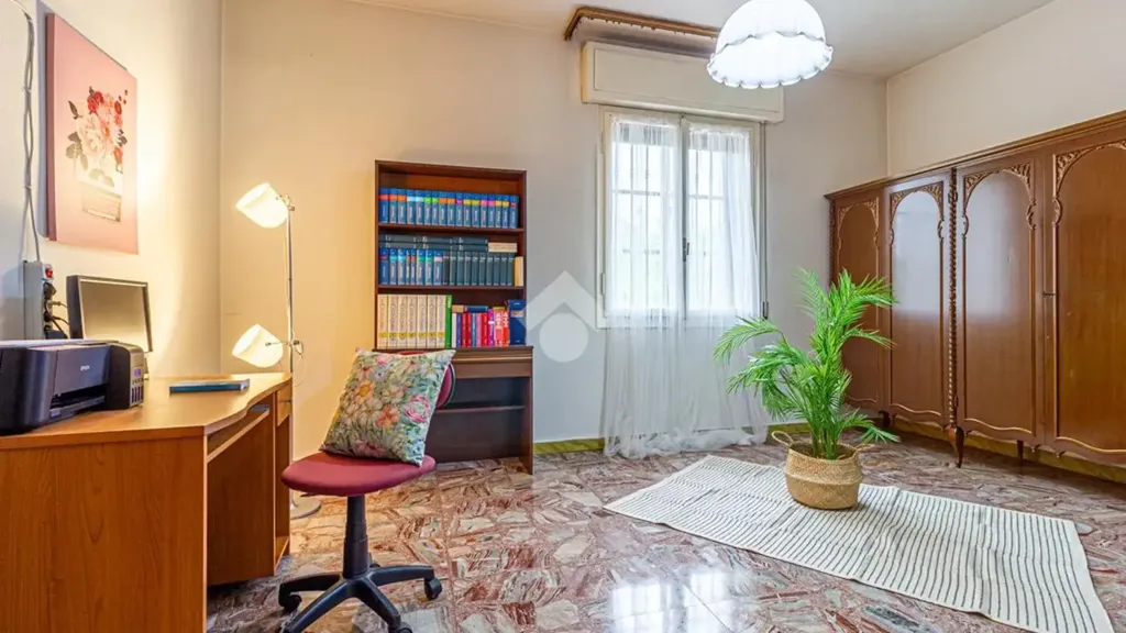 Kabinet - Independent House with Workshop in Cento