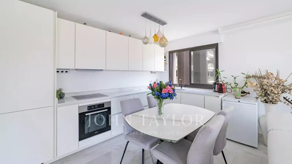 Cuisine - Appartement Rénové avec Terrasse sur la Croisette à Cannes