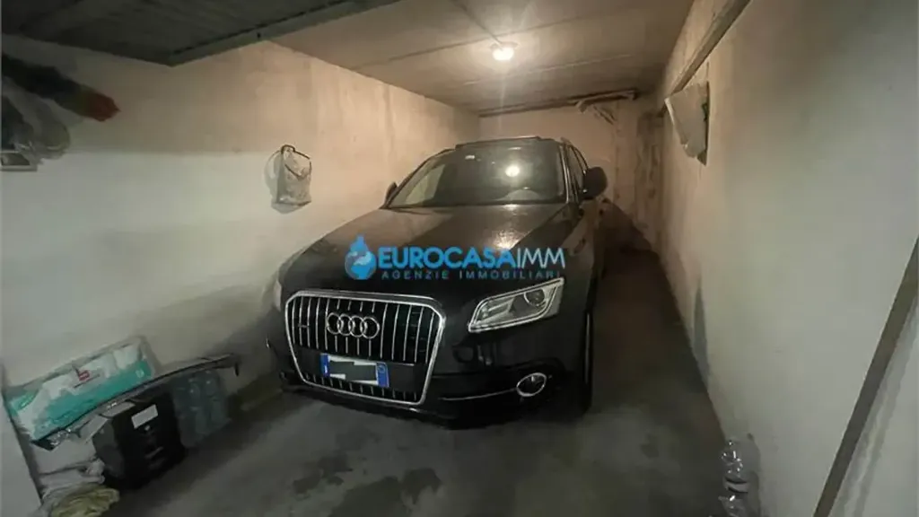 Garaaž - Spacious 2-Bedroom Apartment with Garage in Carpi