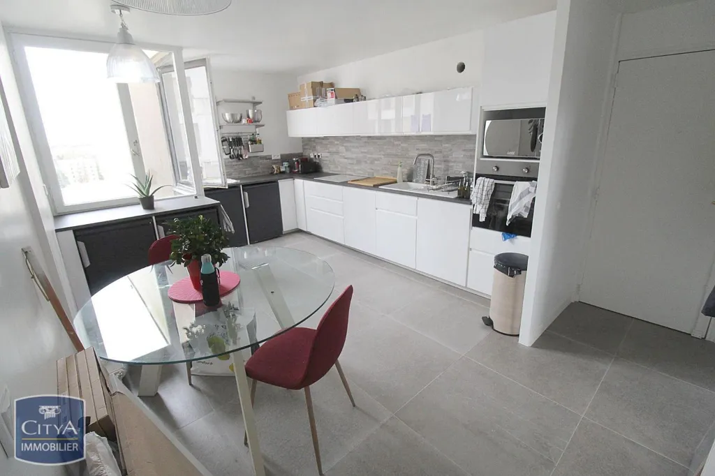 Köök - Modern Studio with Balcony in Élancourt